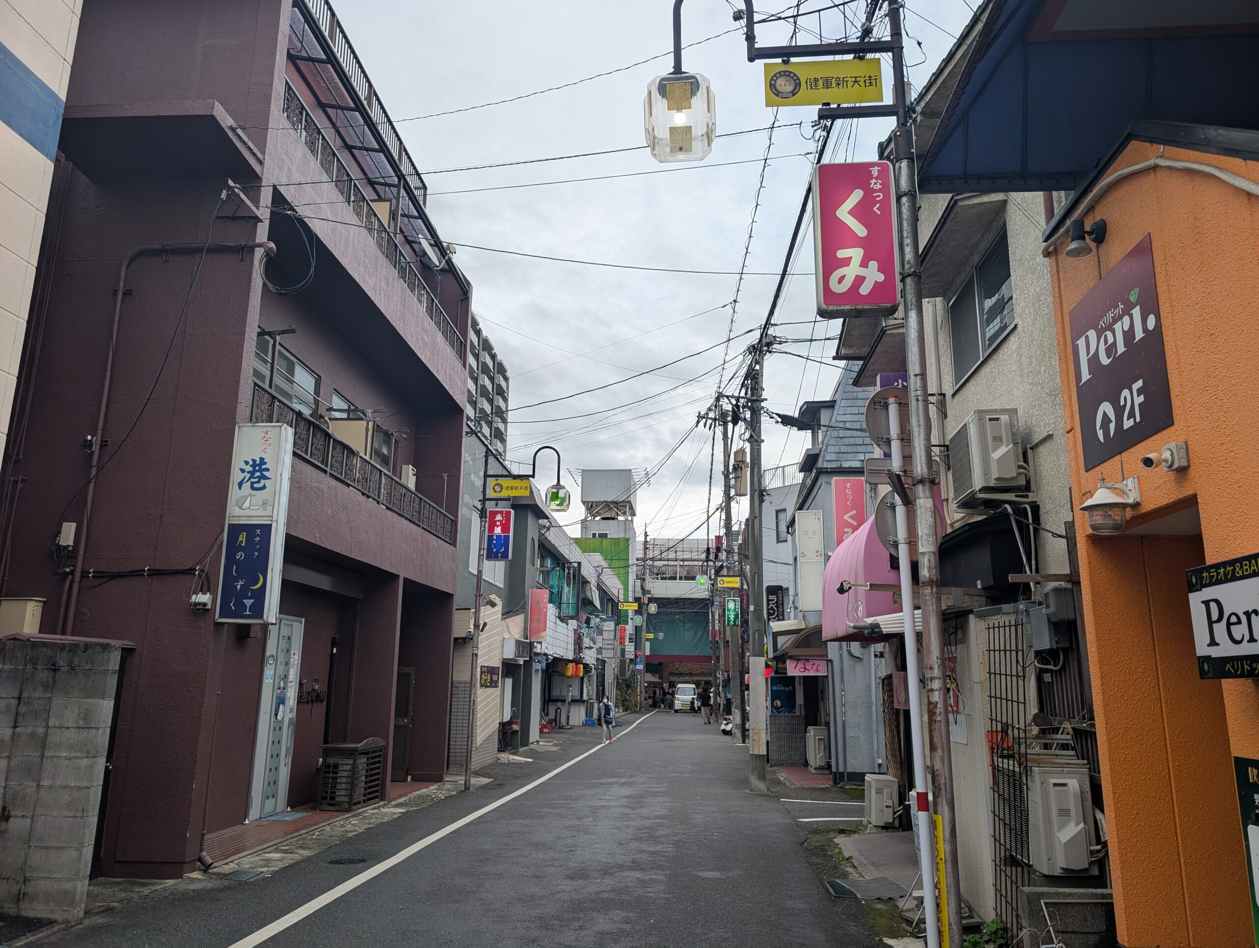 健軍の飲食店やバーが並ぶ繁華街の通り